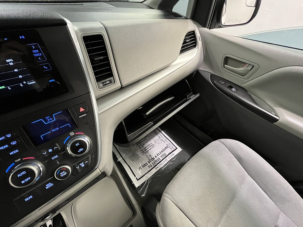2016 Toyota Sienna Image 19