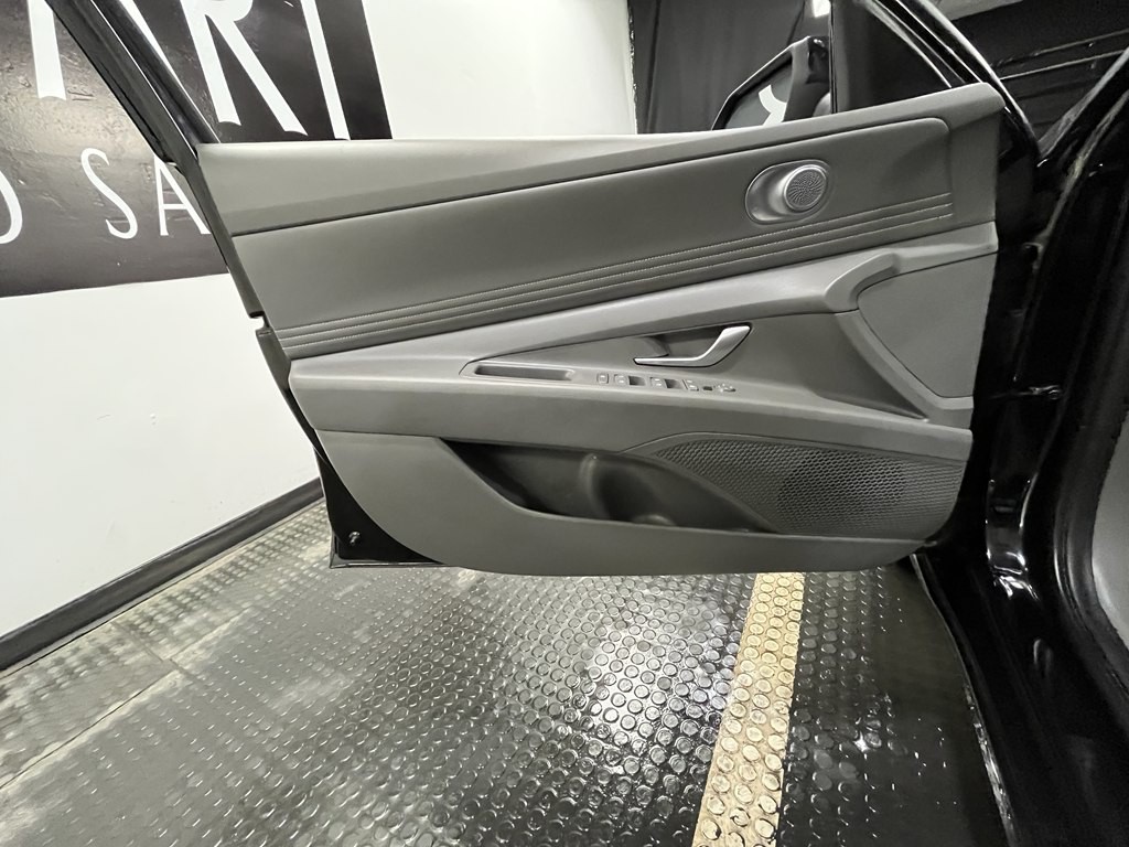 2025 Hyundai Elantra Image 7