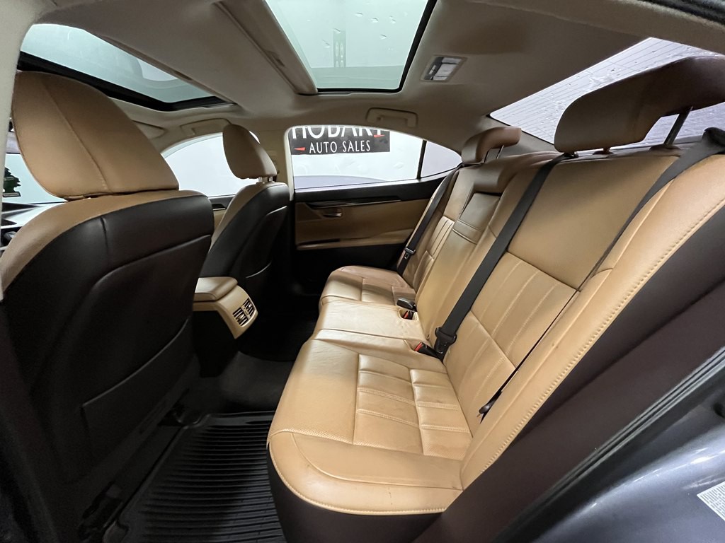 2016 Lexus ES Image 16