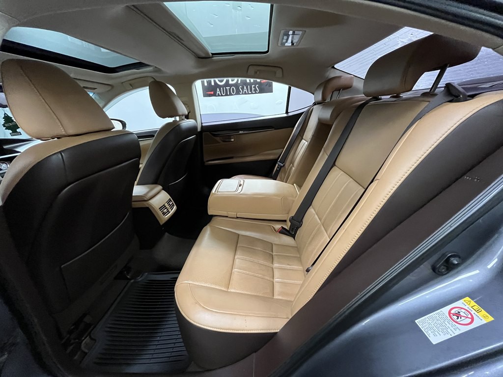 2016 Lexus ES Image 17