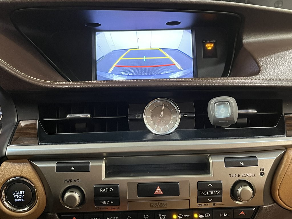 2016 Lexus ES Image 20