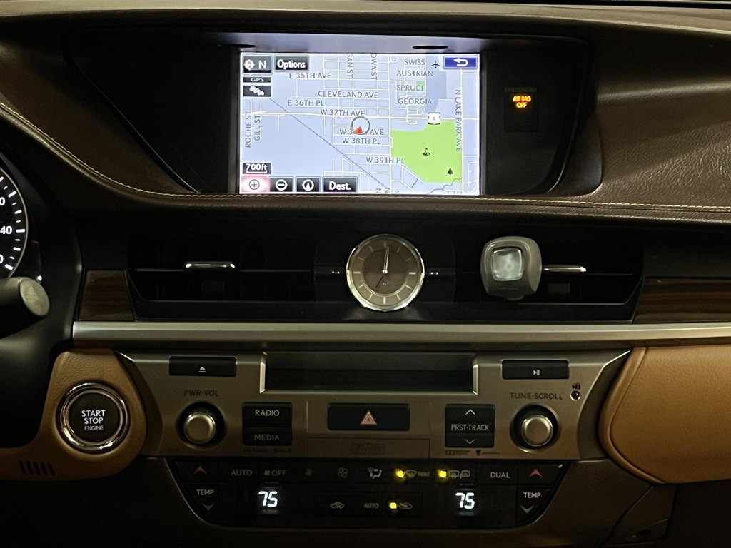 2016 Lexus ES Image 21