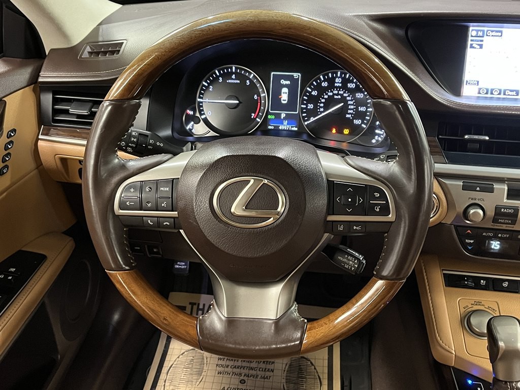 2016 Lexus ES Image 24