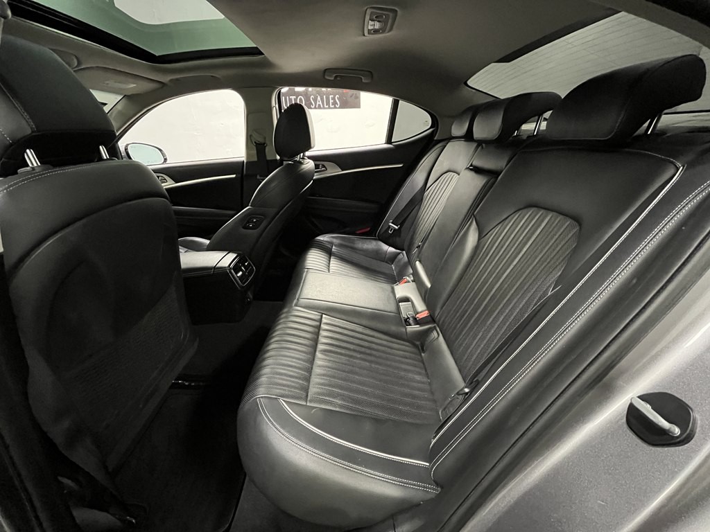 2021 Genesis G70 Image 12