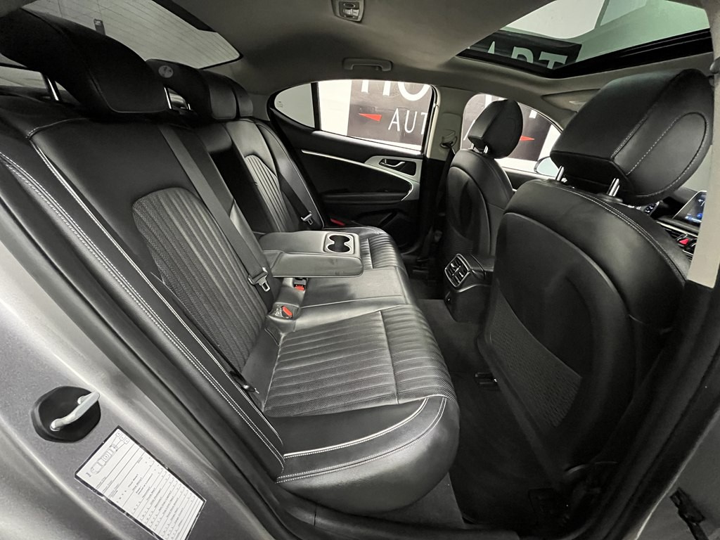 2021 Genesis G70 Image 16