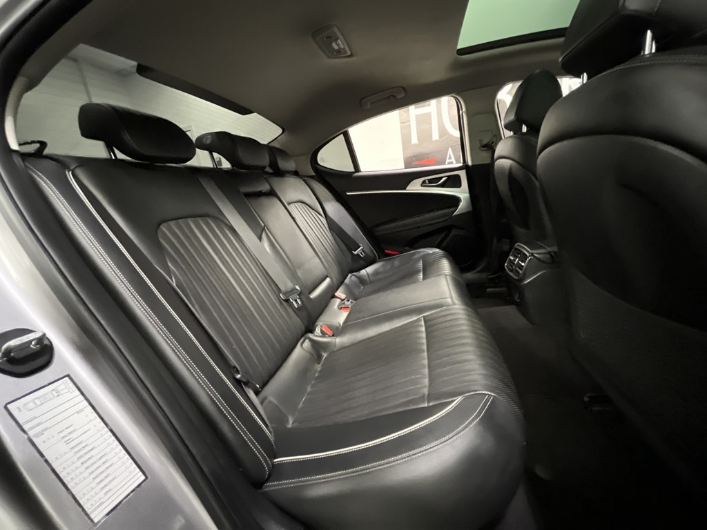 2021 Genesis G70 Image 17