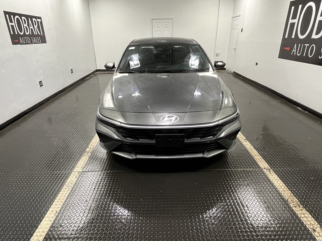 2025 Hyundai Elantra Image 2