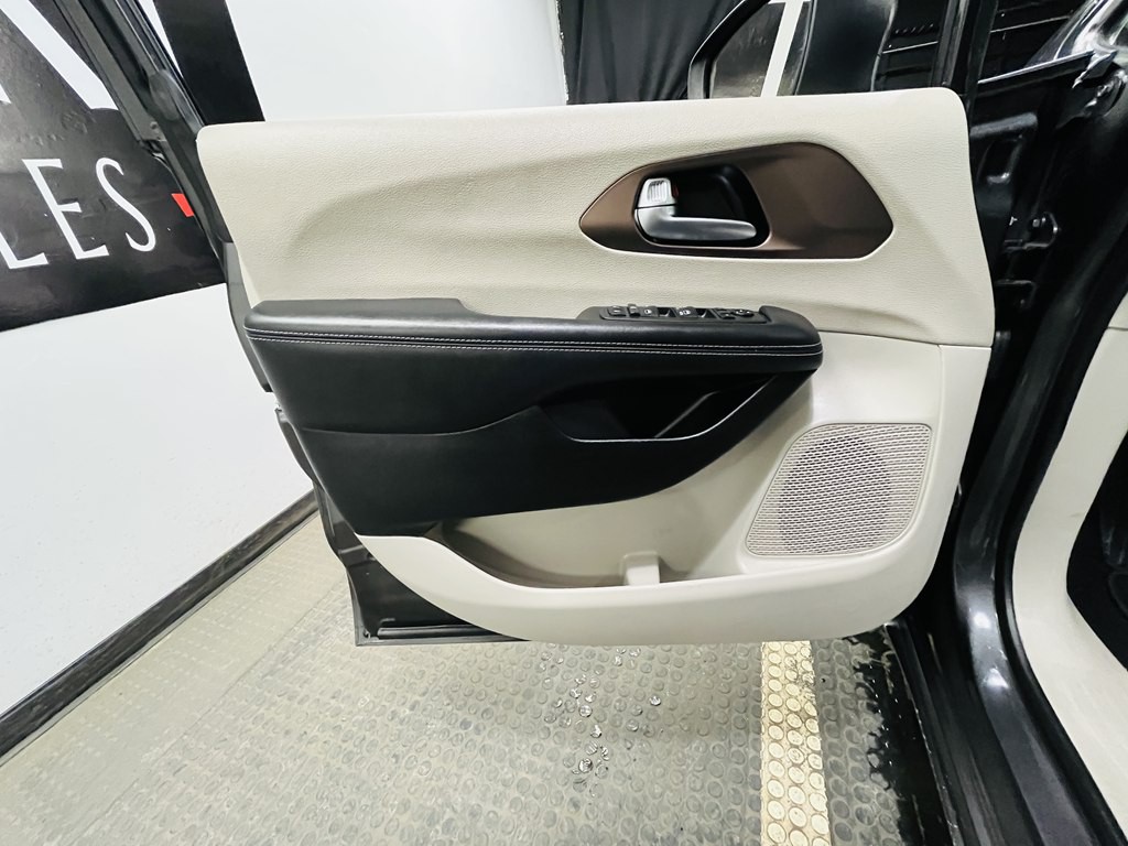 2023 Chrysler Voyager Image 7