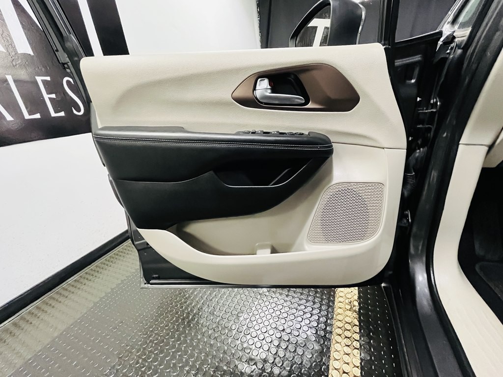 2023 Chrysler Voyager Image 7