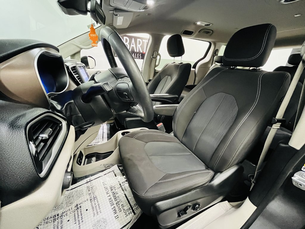 2023 Chrysler Voyager Image 8