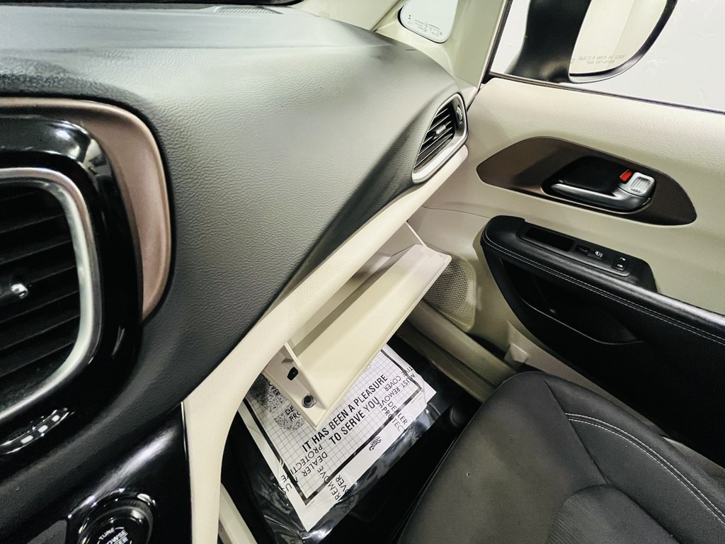 2023 Chrysler Voyager Image 21