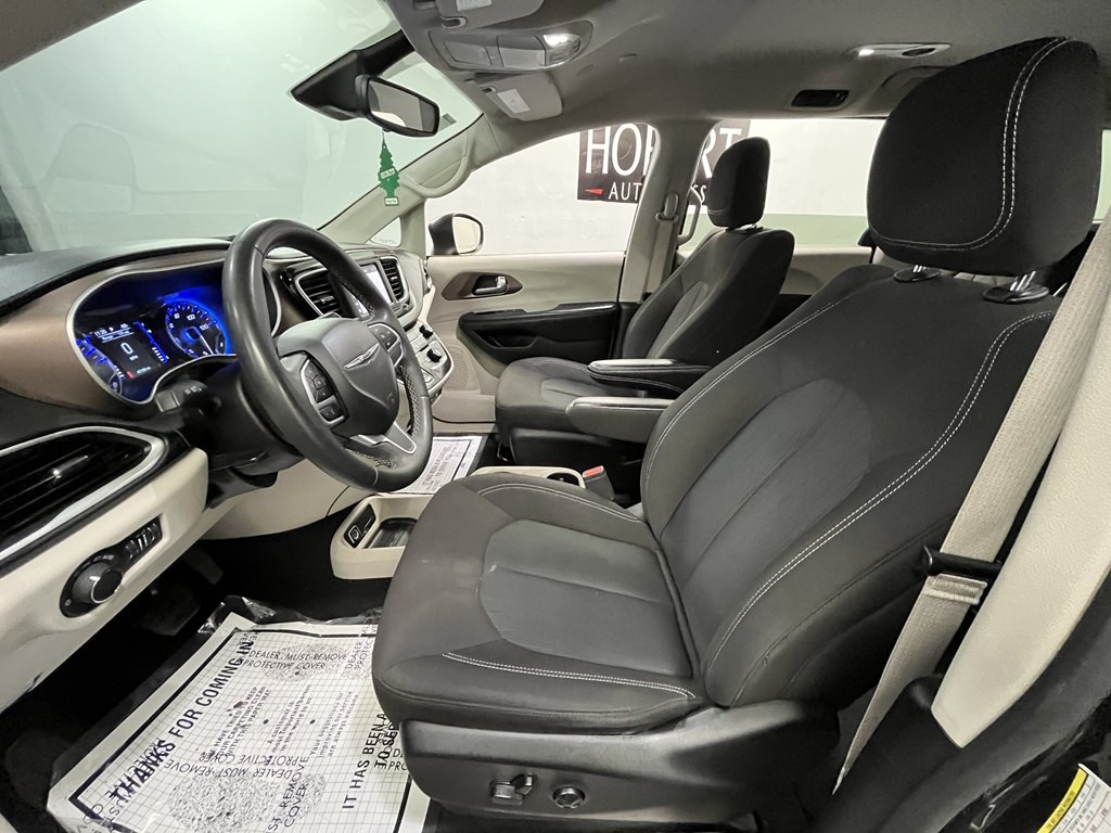 2023 Chrysler Voyager Image 8