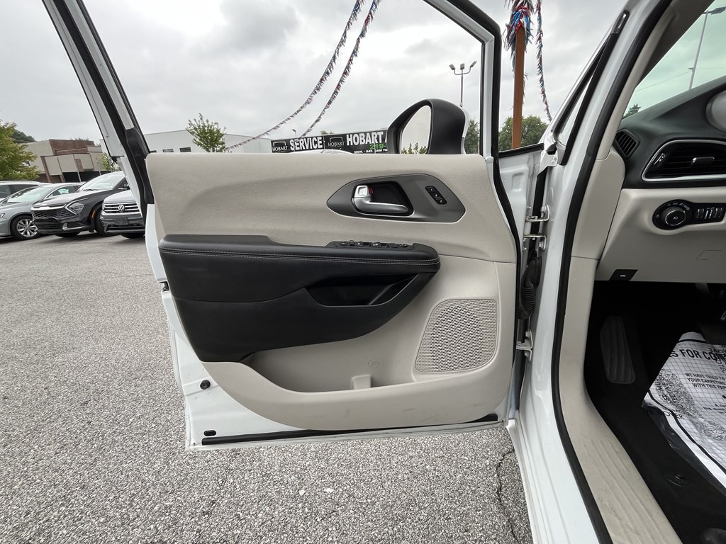 2023 Chrysler Pacifica Image 6