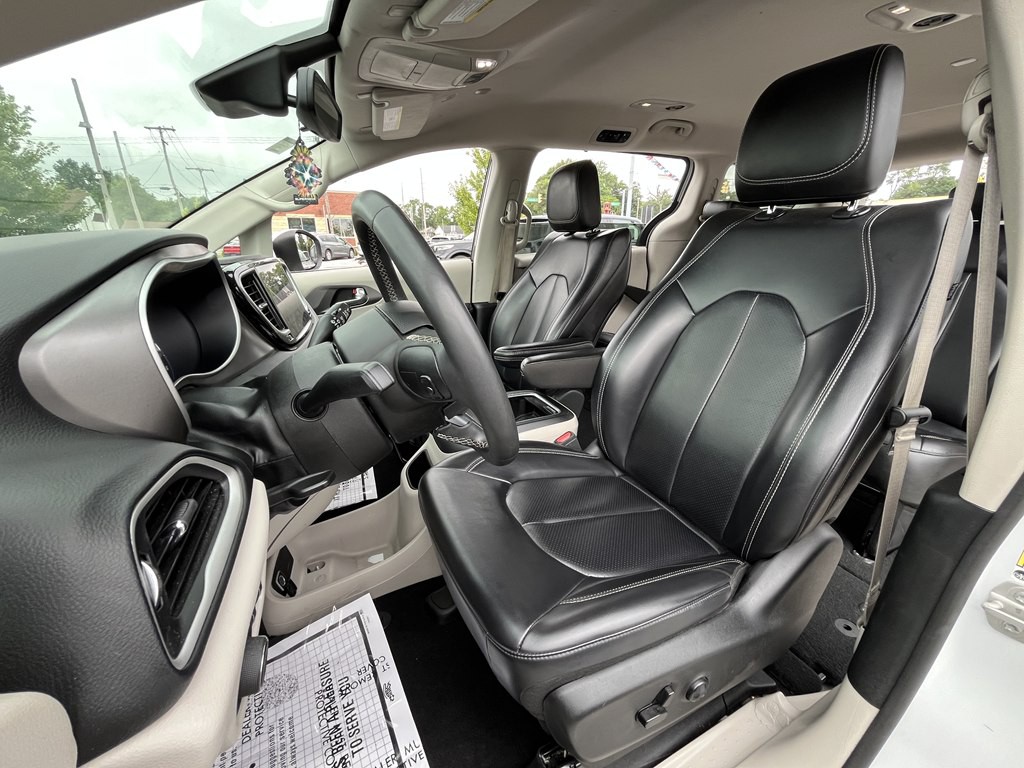 2023 Chrysler Pacifica Image 8
