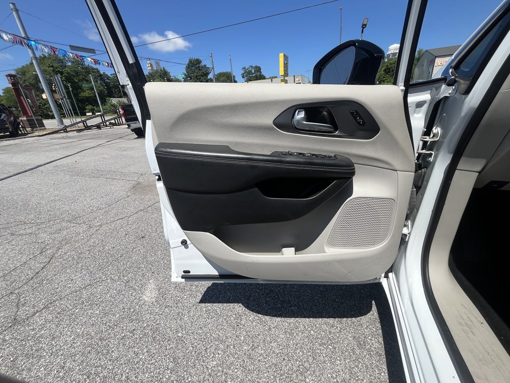 2024 Chrysler Pacifica Image 7