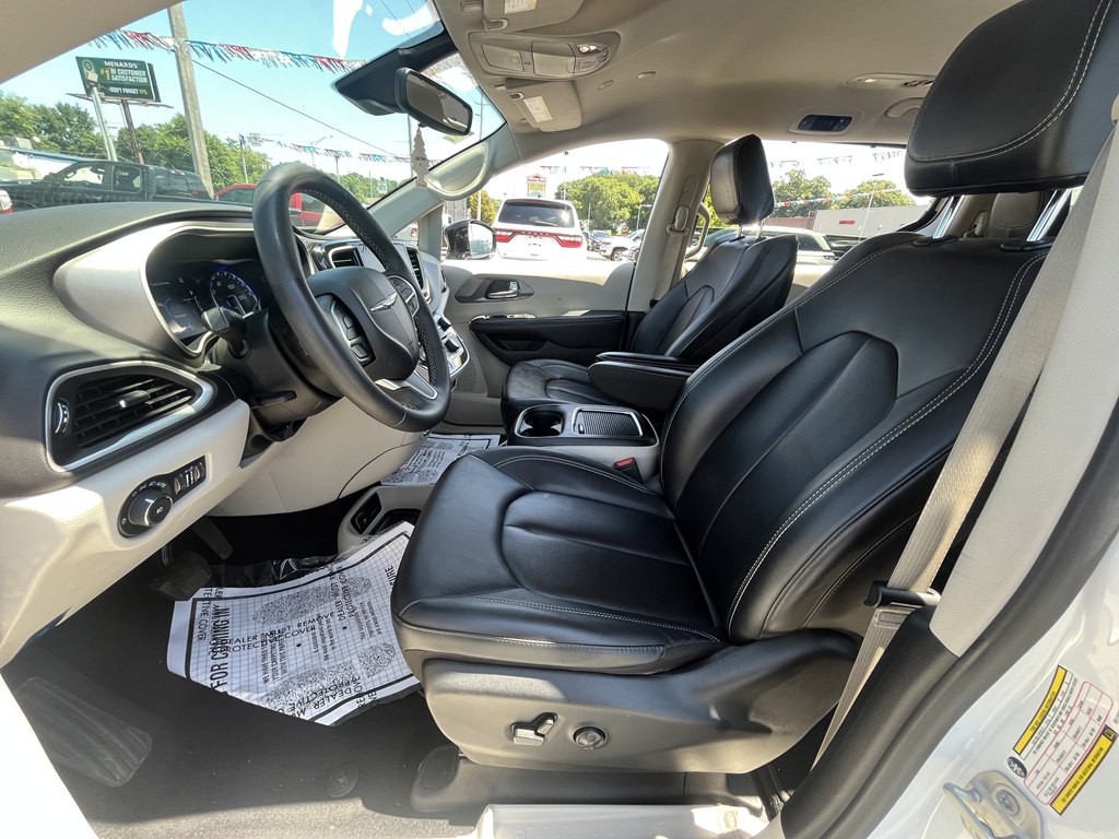 2024 Chrysler Pacifica Image 8
