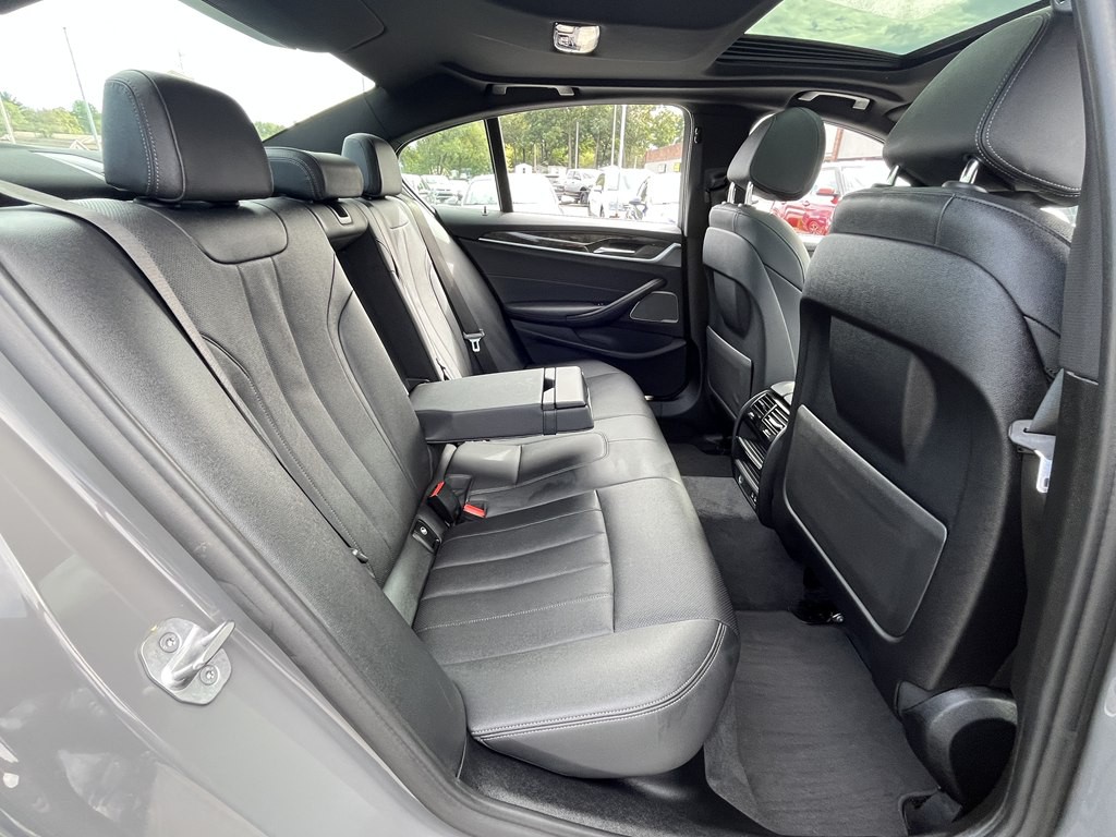 2022 BMW 5 Series Image 16