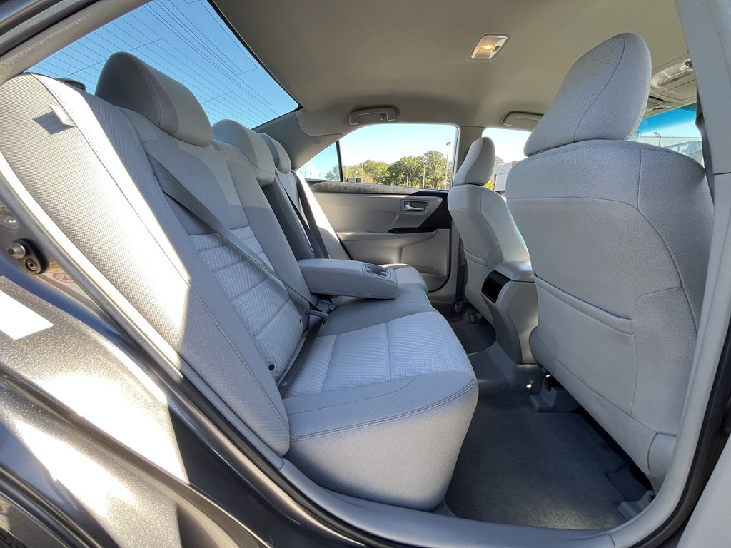 2017 Toyota Camry Image 16