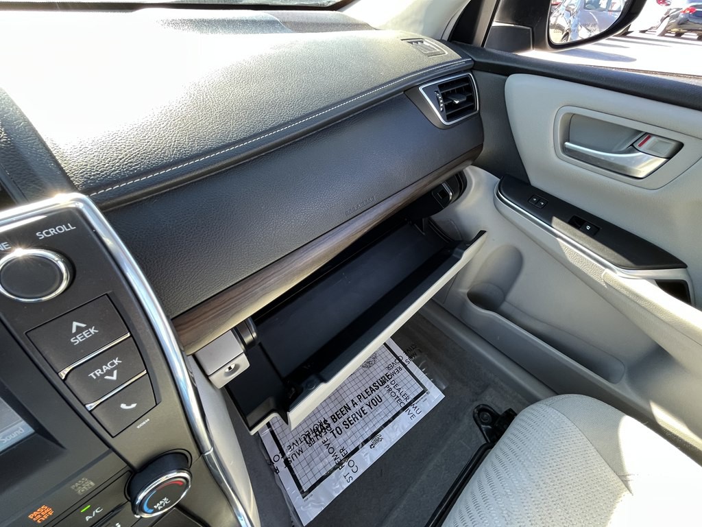 2017 Toyota Camry Image 21