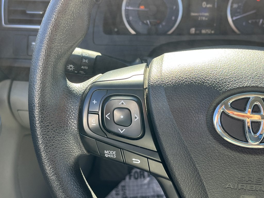 2017 Toyota Camry Image 23