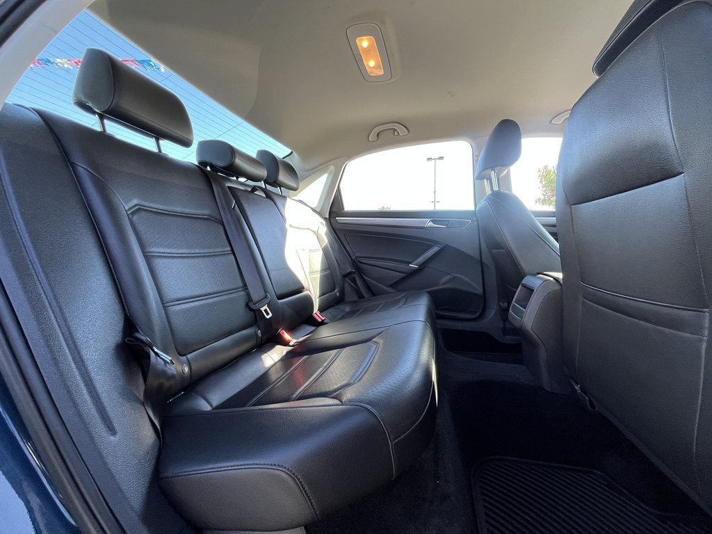2018 Volkswagen Passat Image 17