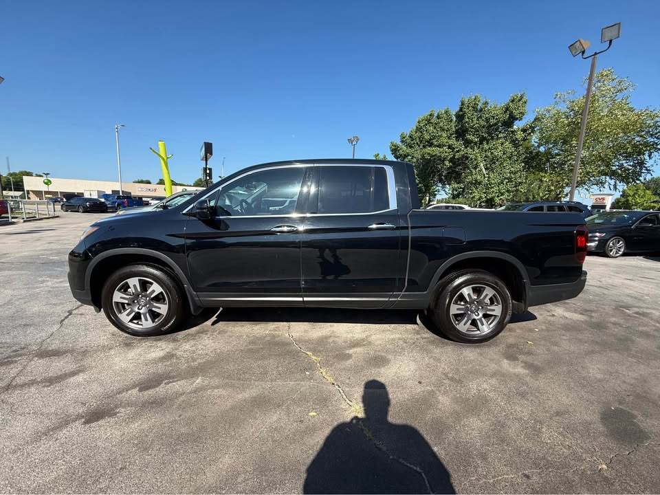 2017 Honda Ridgeline Image 2