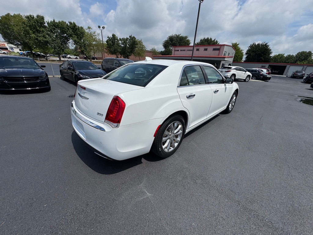 2019 Chrysler 300 Image 3