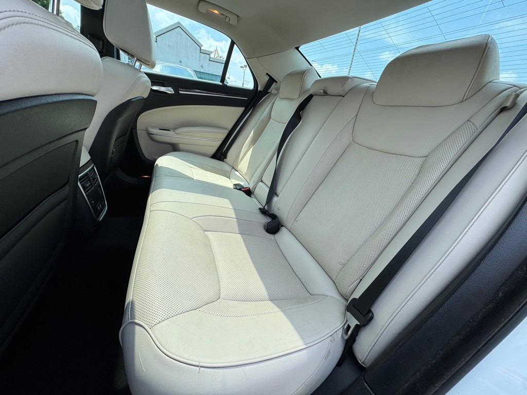 2019 Chrysler 300 Image 5