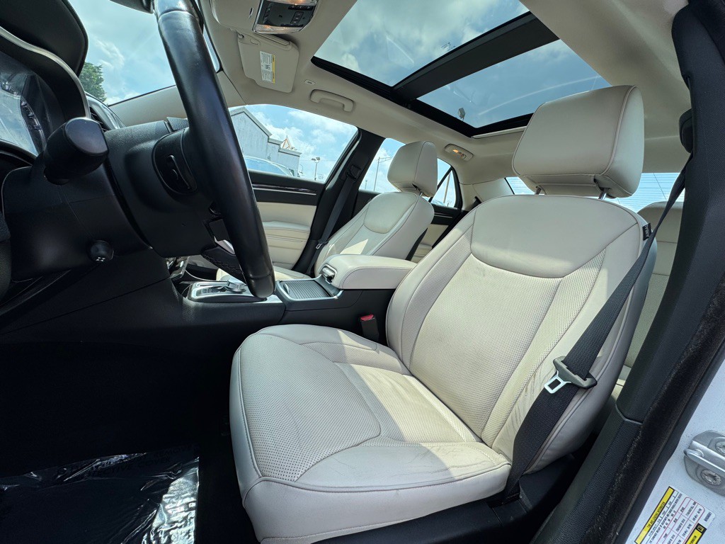 2019 Chrysler 300 Image 6
