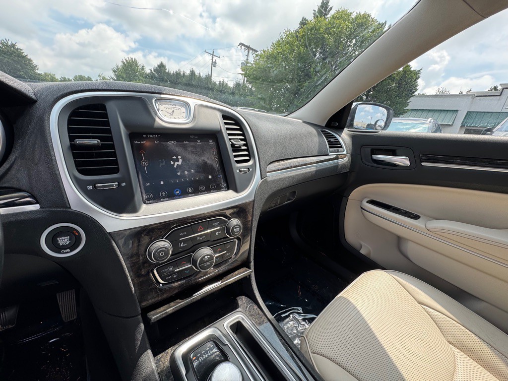 2019 Chrysler 300 Image 10