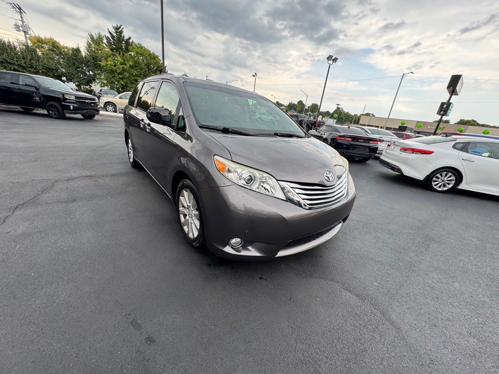 2011 Toyota Sienna Image 2