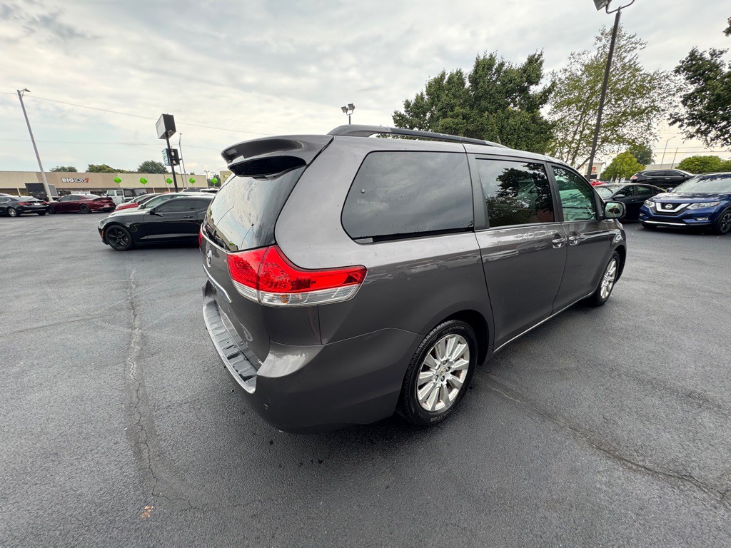 2011 Toyota Sienna Image 3
