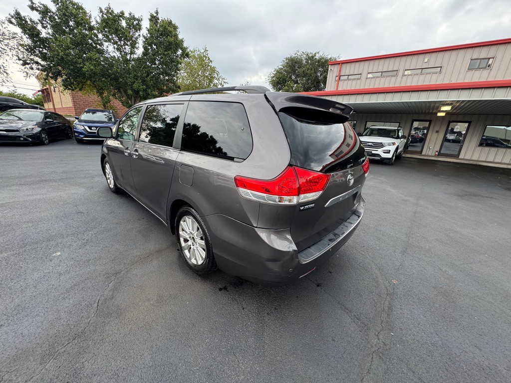2011 Toyota Sienna Image 4