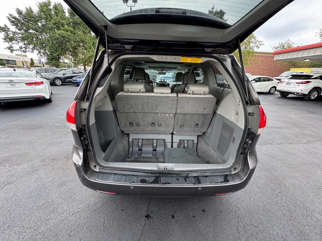 2011 Toyota Sienna Image 5