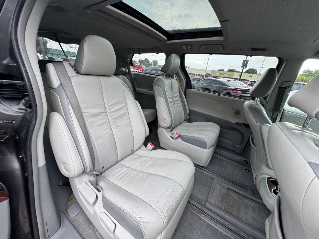 2011 Toyota Sienna Image 6