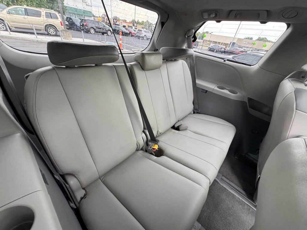 2011 Toyota Sienna Image 7