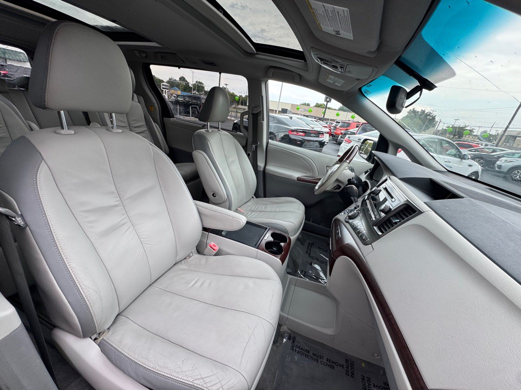 2011 Toyota Sienna Image 8
