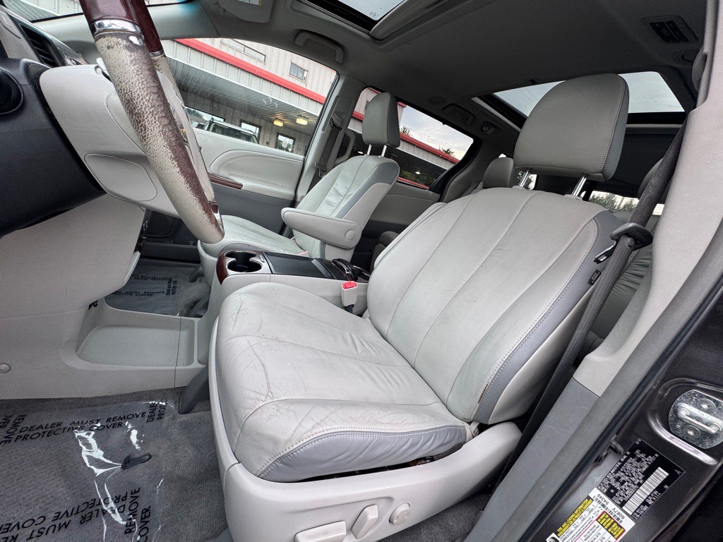 2011 Toyota Sienna Image 9