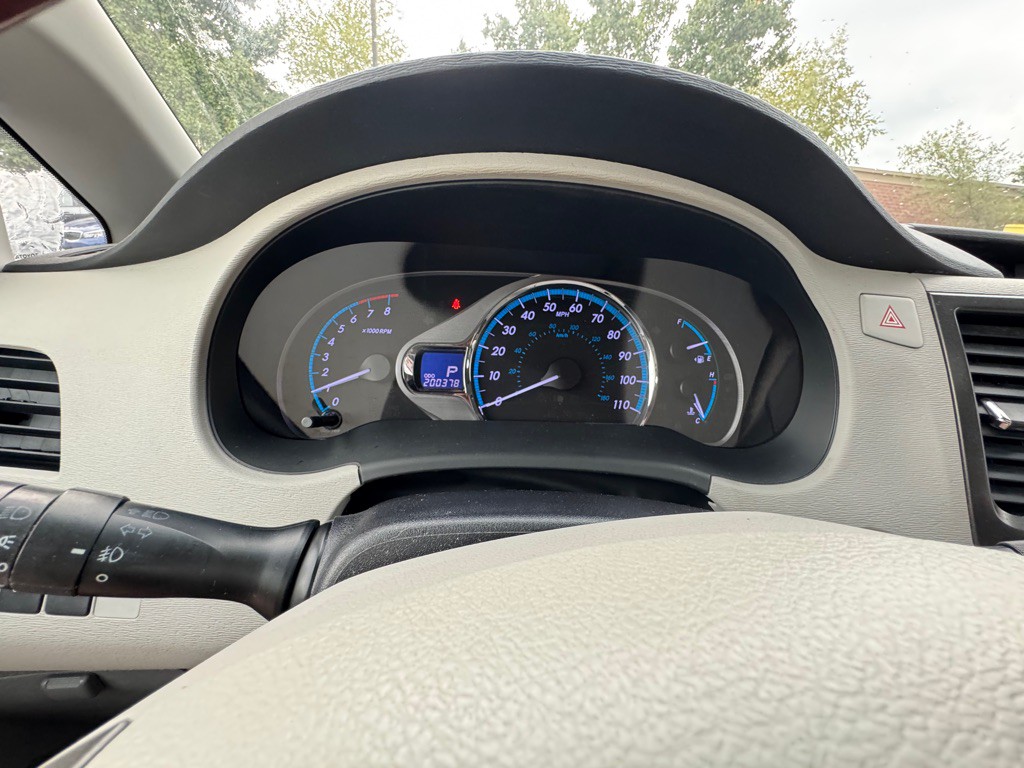 2011 Toyota Sienna Image 12