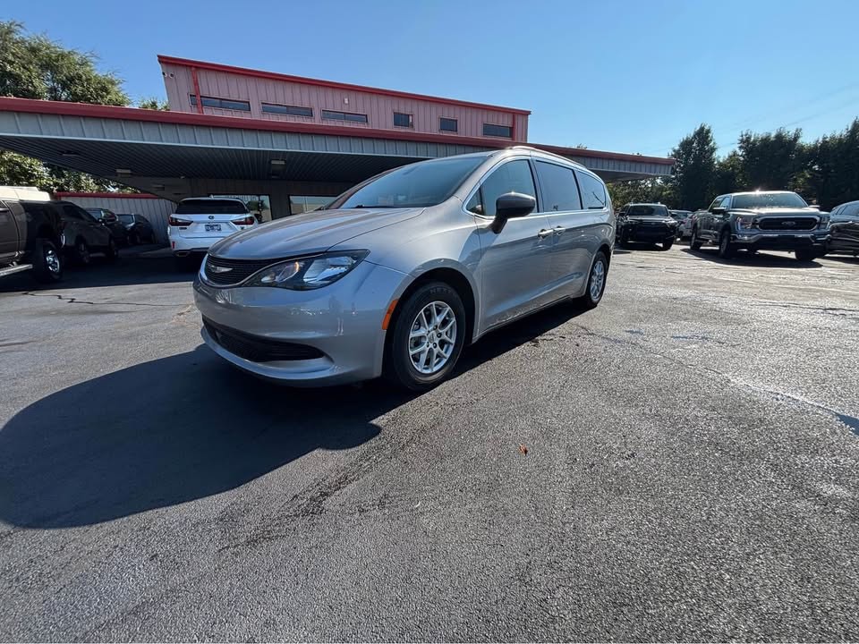 2021 Chrysler Voyager Image 2
