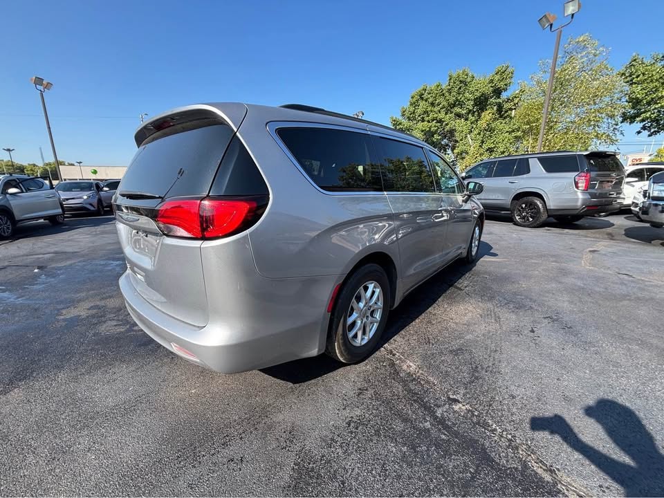2021 Chrysler Voyager Image 3