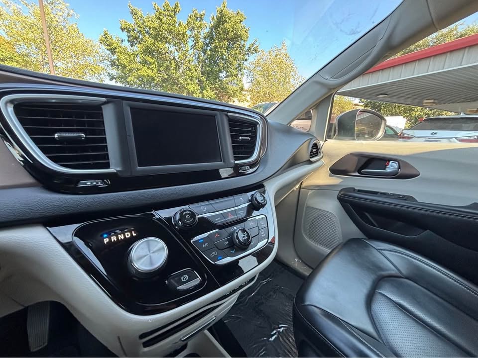 2021 Chrysler Voyager Image 9