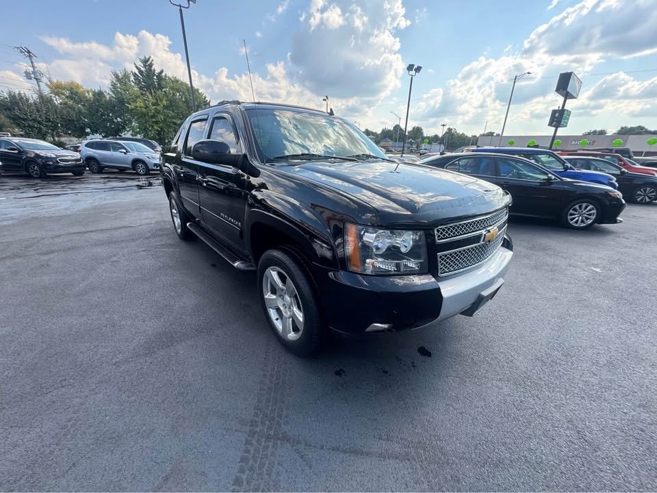 2013 Chevrolet Avalanche Image 2