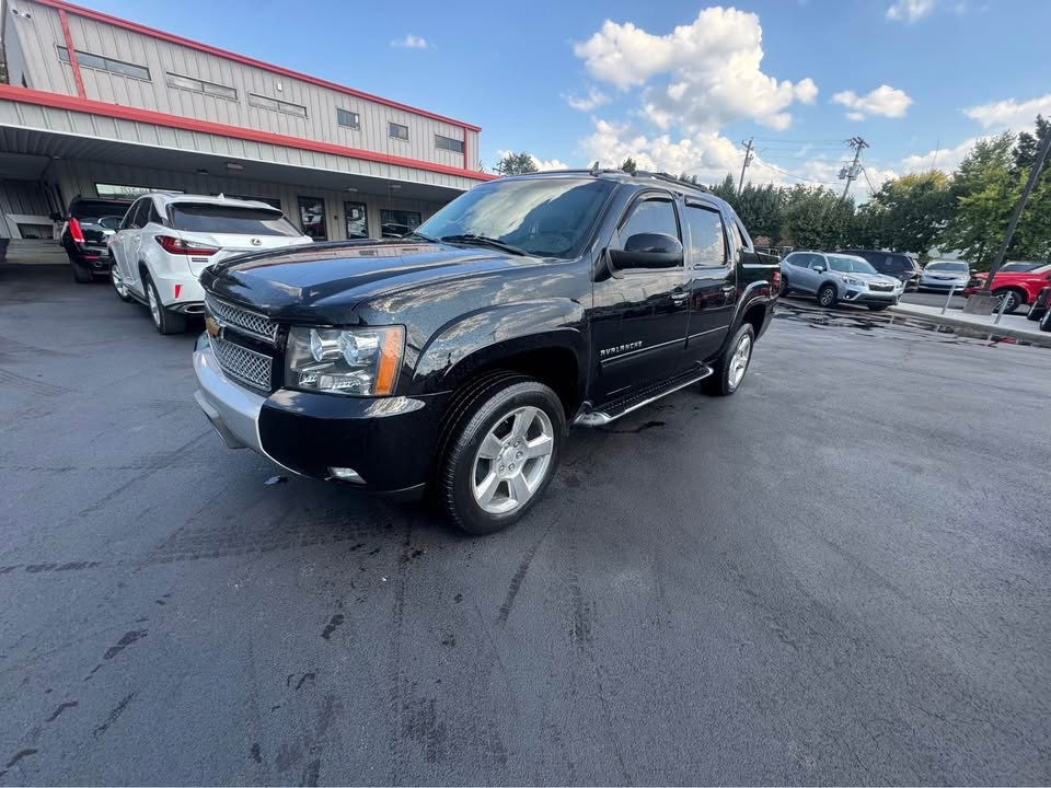 2013 Chevrolet Avalanche Image 3