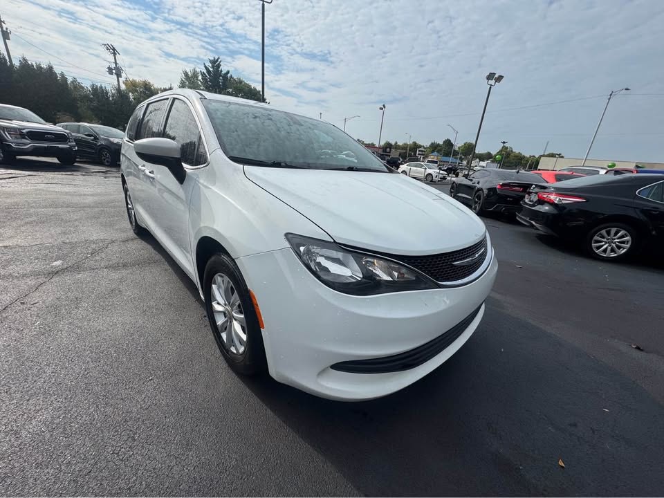 2017 Chrysler Pacifica Image 2
