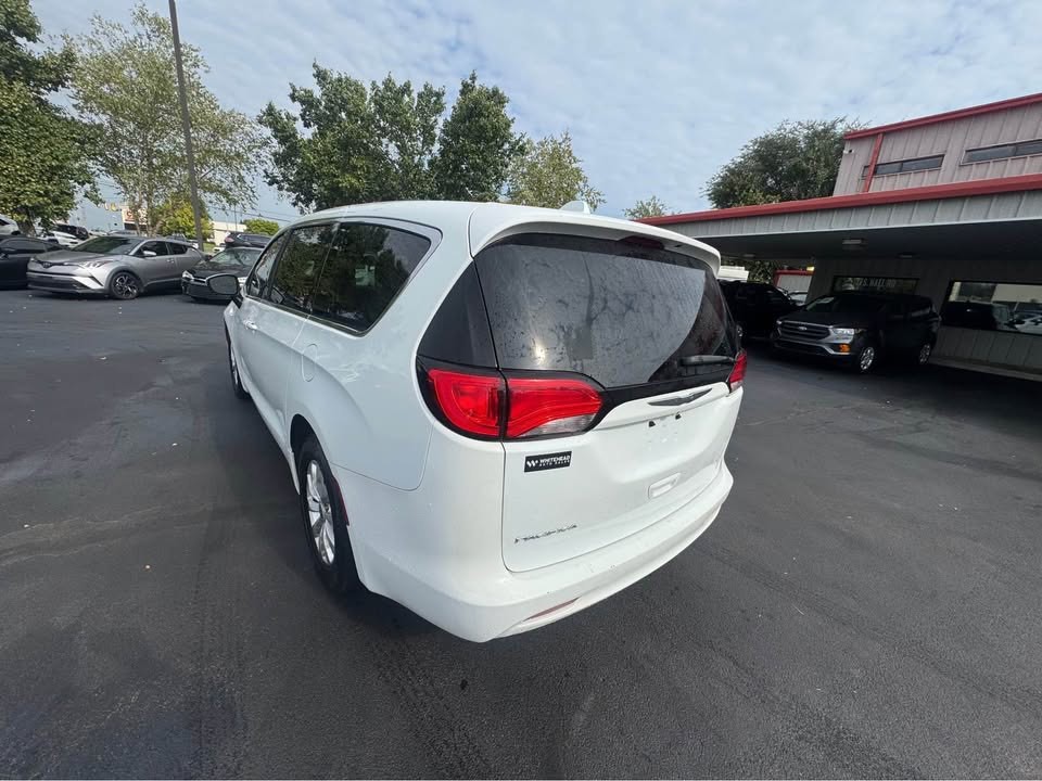 2017 Chrysler Pacifica Image 3