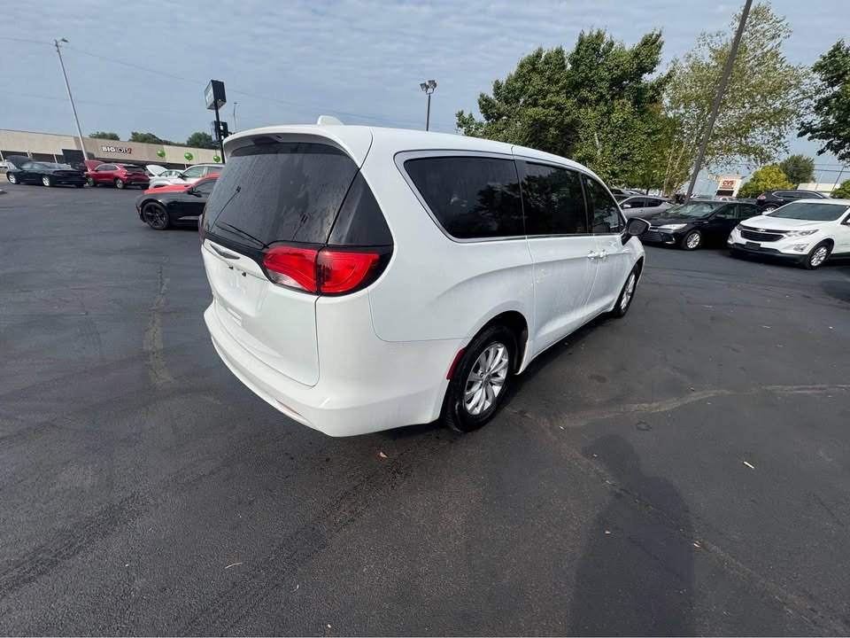 2017 Chrysler Pacifica Image 4