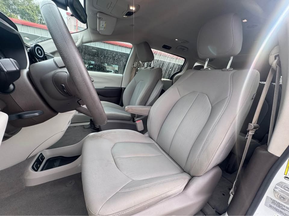 2017 Chrysler Pacifica Image 6