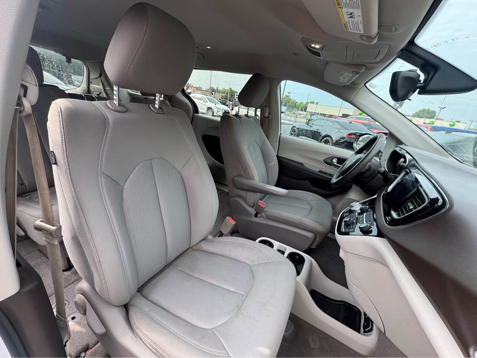 2017 Chrysler Pacifica Image 8