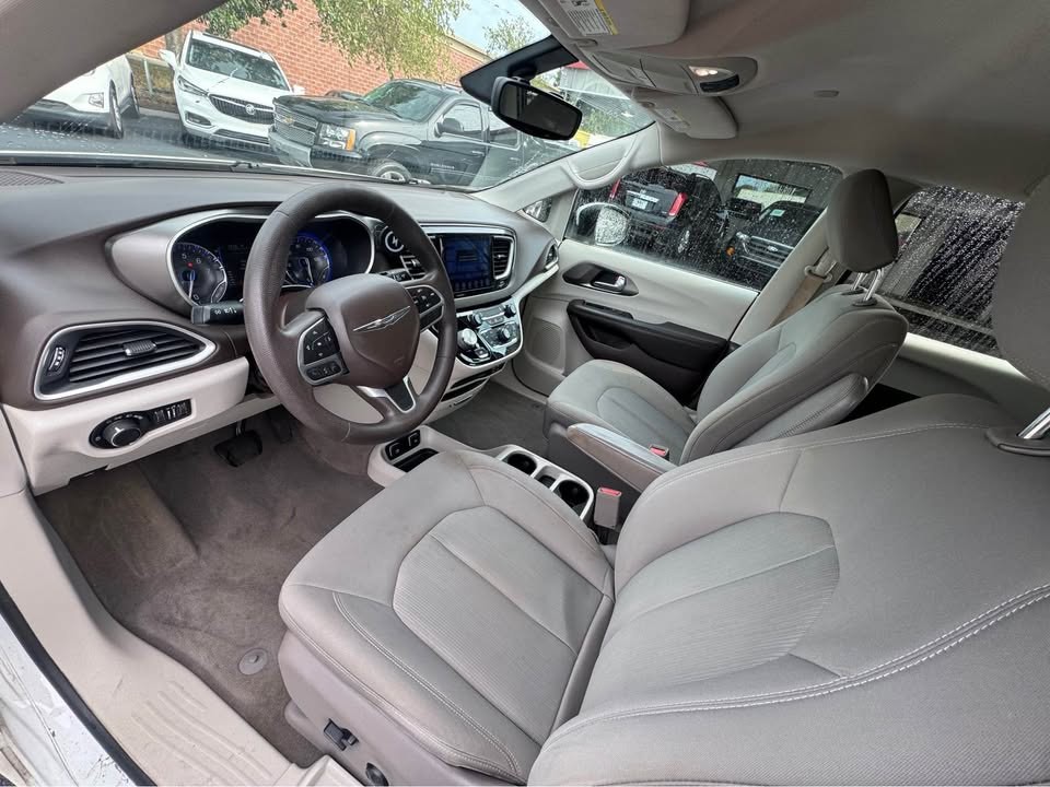 2017 Chrysler Pacifica Image 11